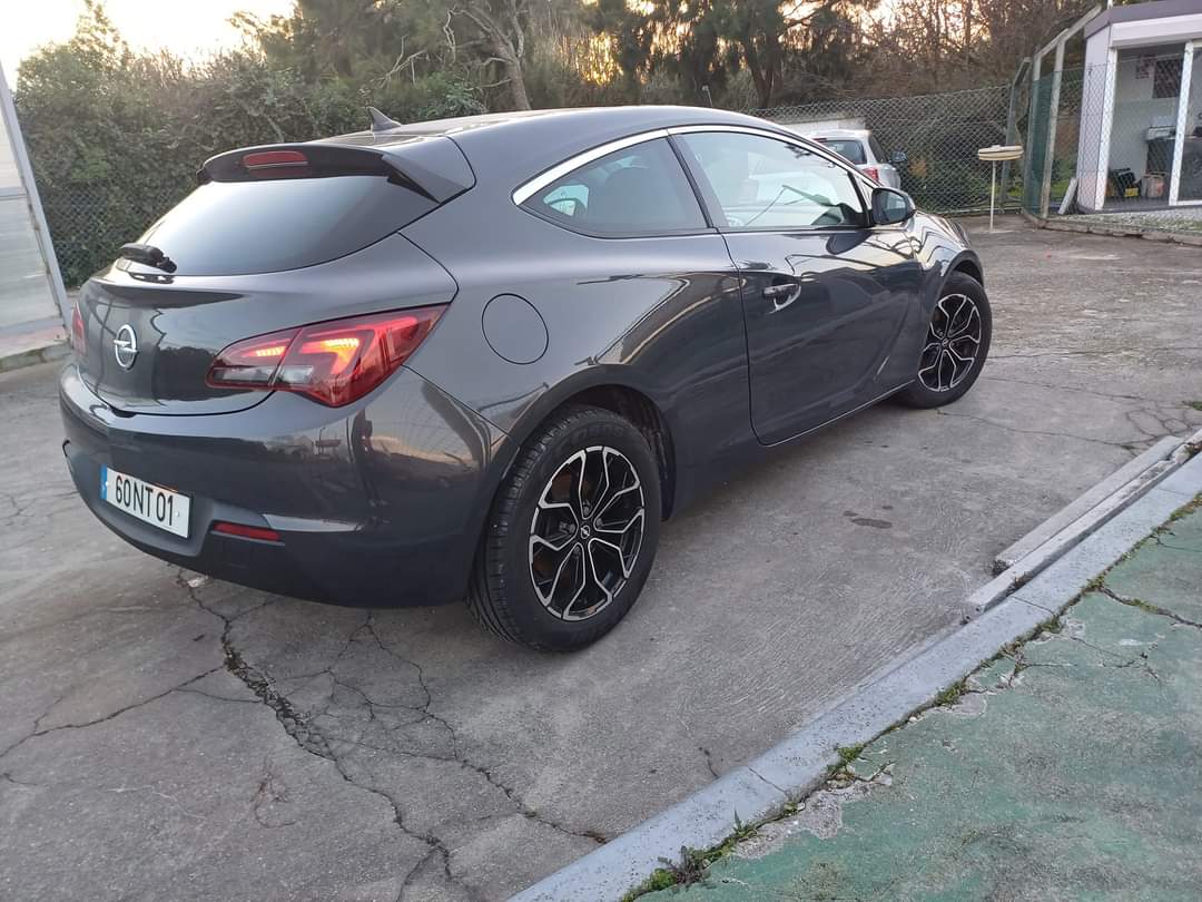 
								Opel Astra 2013 cheio									