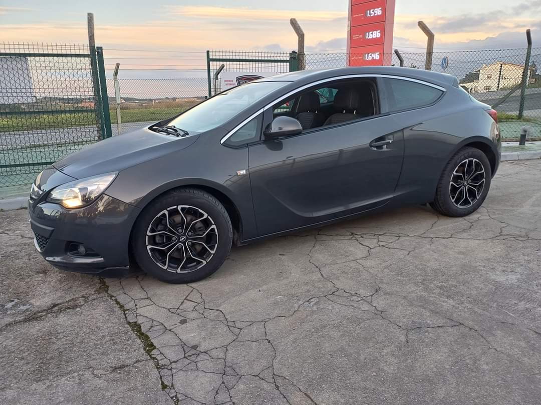 
								Opel Astra 2013 cheio									