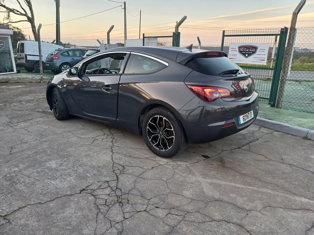 
								Opel Astra 2013 cheio									