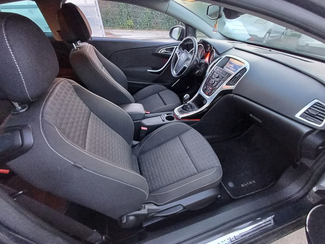 
								Opel Astra 2013 cheio									