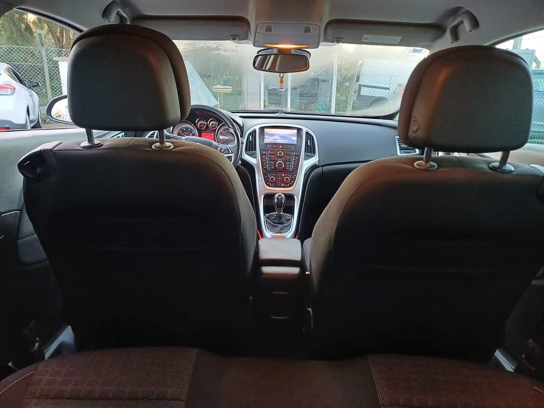 
								Opel Astra 2013 cheio									