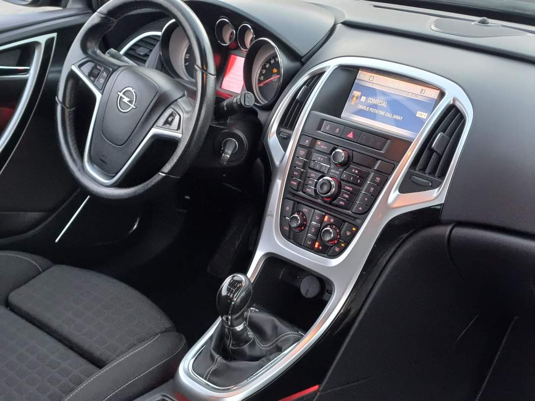 
								Opel Astra 2013 cheio									