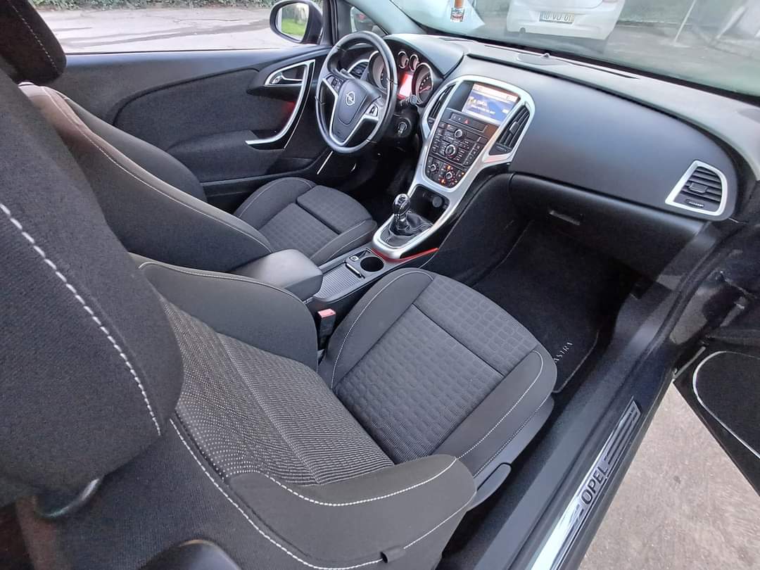 
								Opel Astra 2013 cheio									
