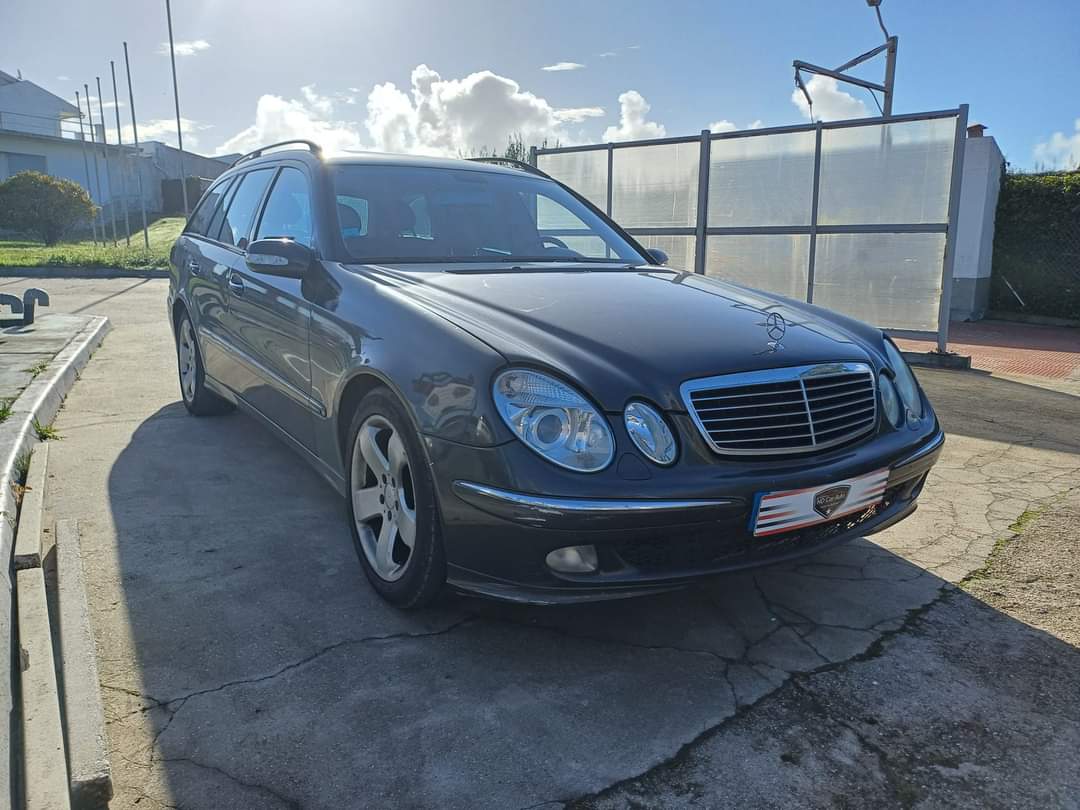 
								Mercedes-Benz E320 2005 cheio									