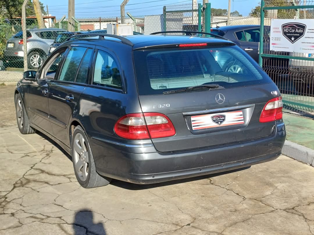 
								Mercedes-Benz E320 2005 cheio									