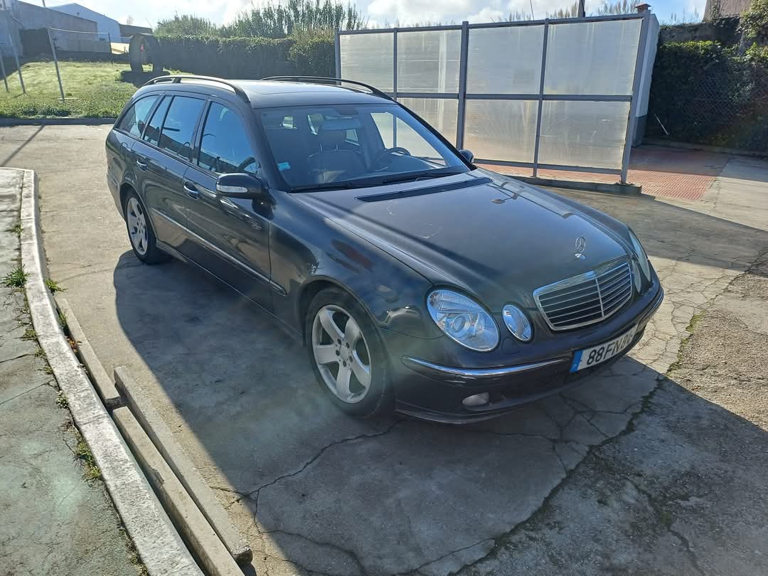 
								Mercedes-Benz E320 2005 cheio									