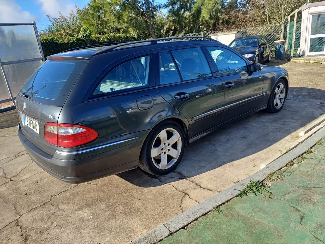 
								Mercedes-Benz E320 2005 cheio									