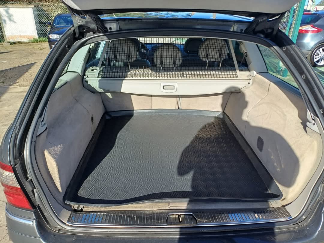 
								Mercedes-Benz E320 2005 cheio									