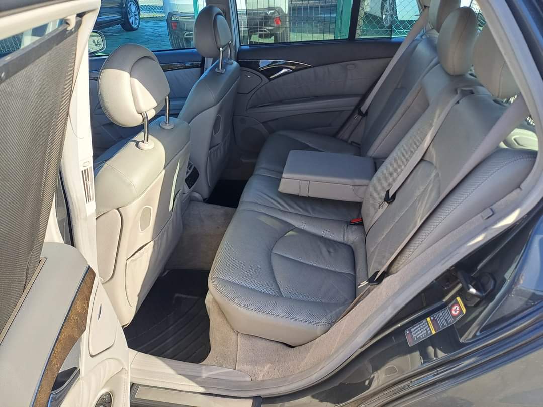 
								Mercedes-Benz E320 2005 cheio									