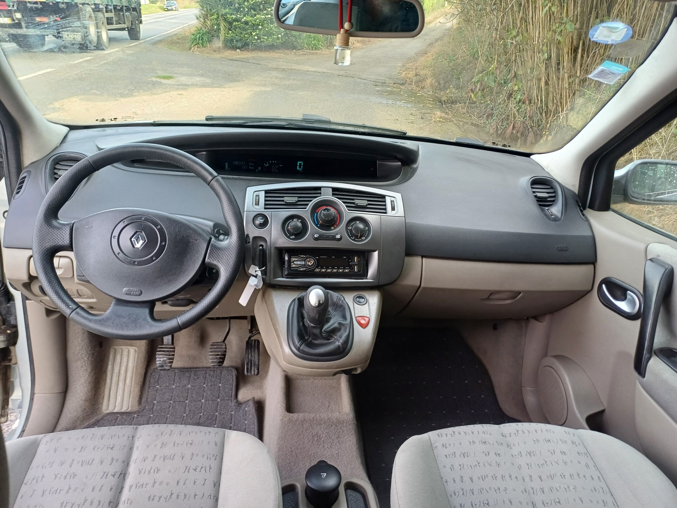 
								Renault Scenic 2004 cheio									