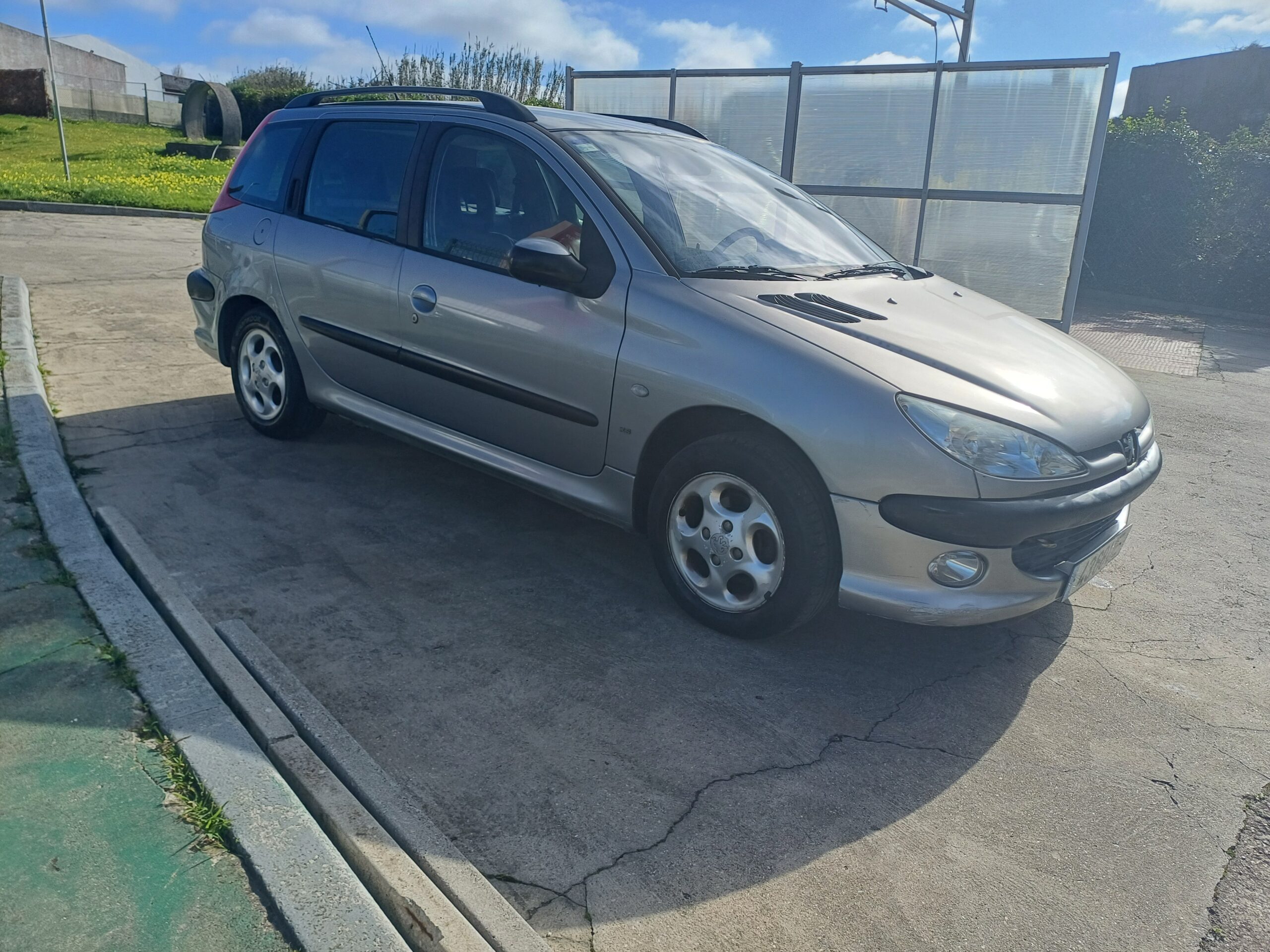 
								Peugeot 206 Sw 2003 cheio									