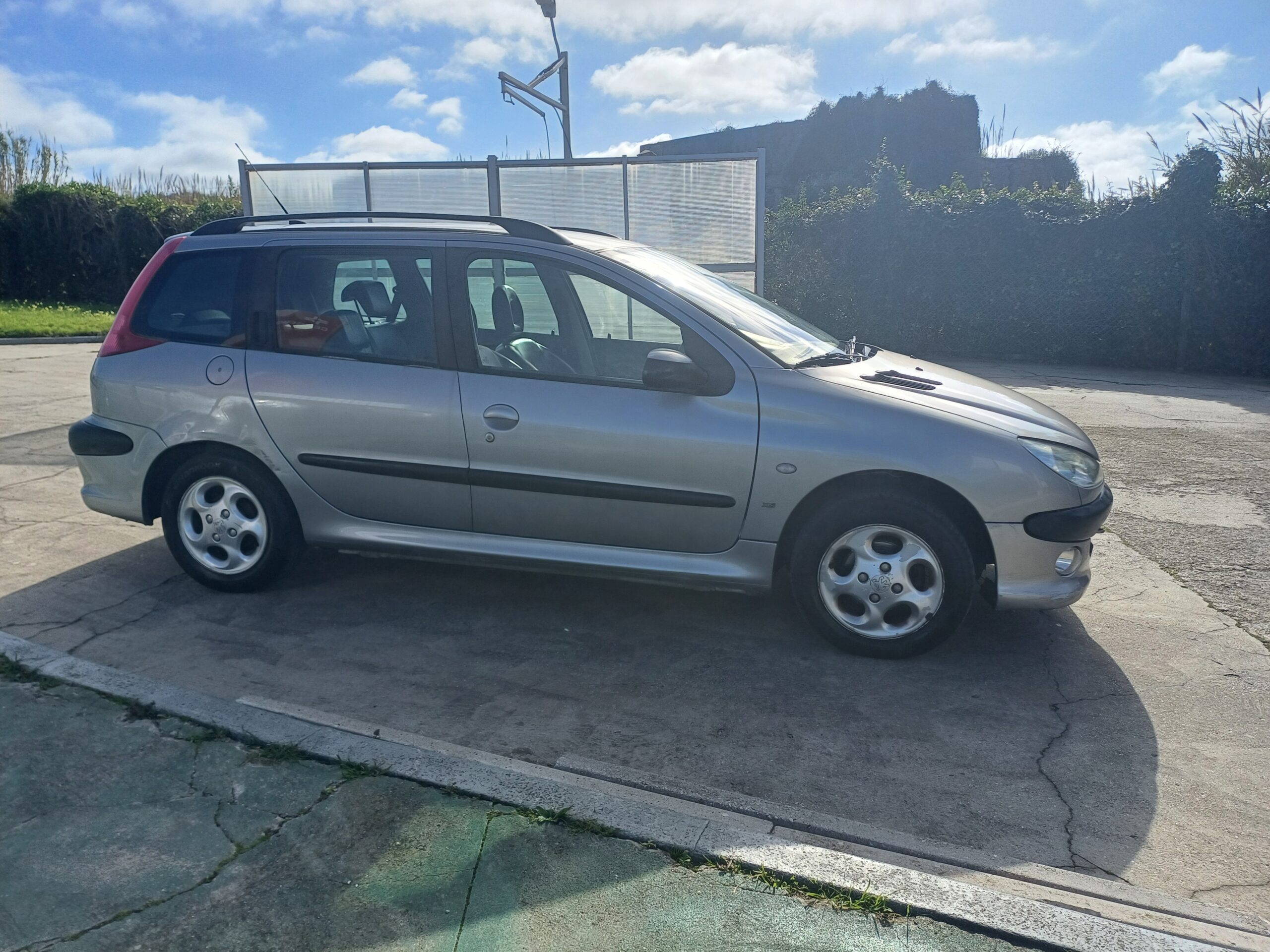 
								Peugeot 206 Sw 2003 cheio									