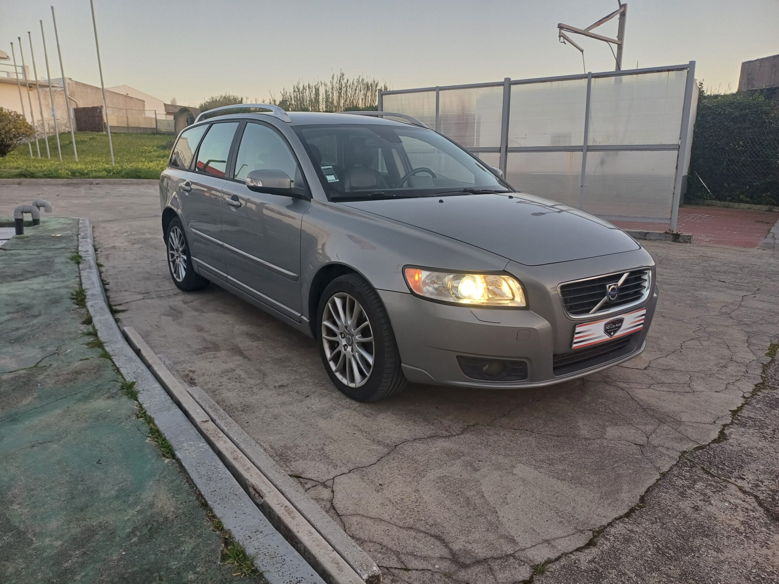 
								Volvo V50 2007 cheio									