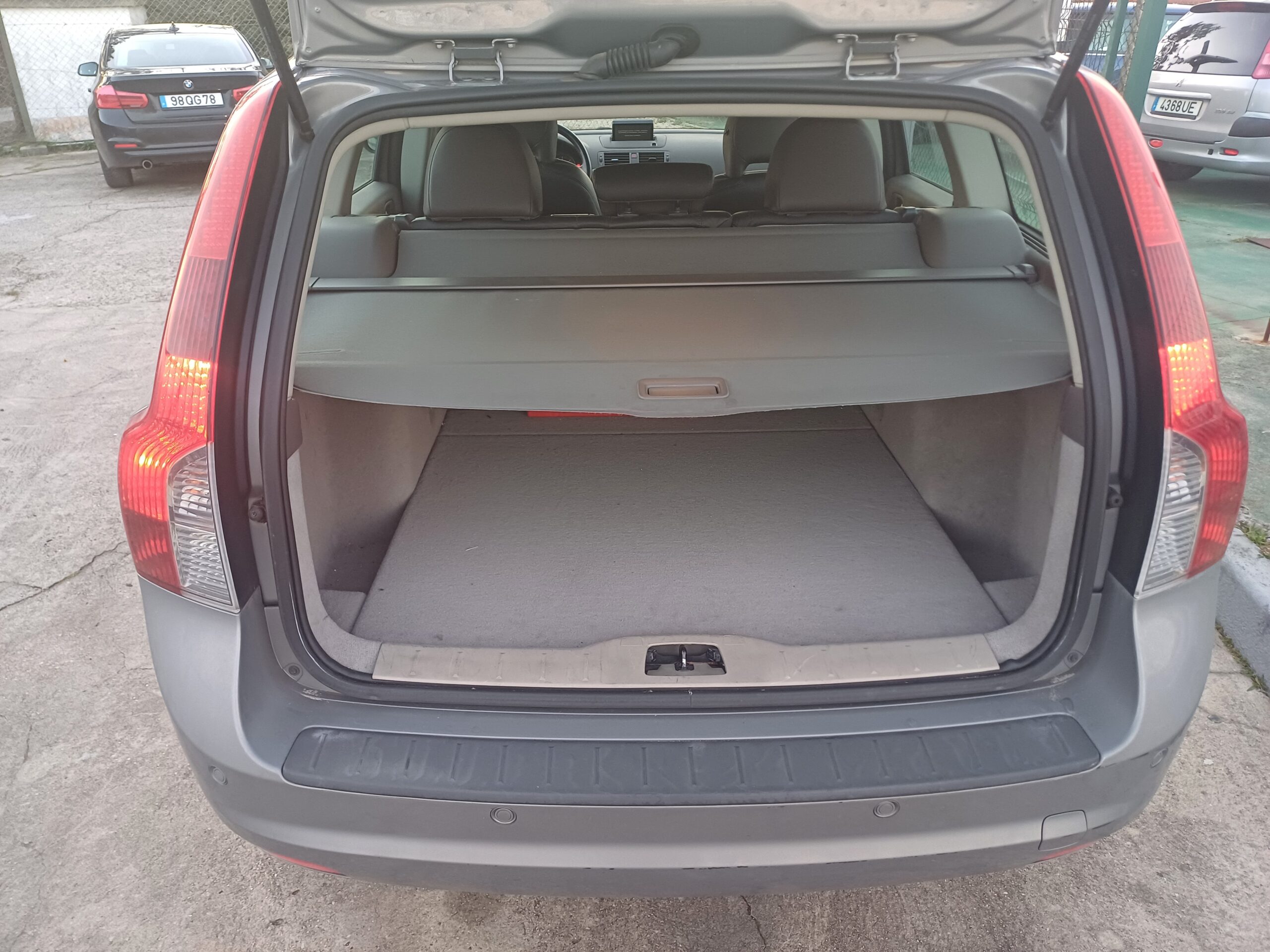 
								Volvo V50 2007 cheio									