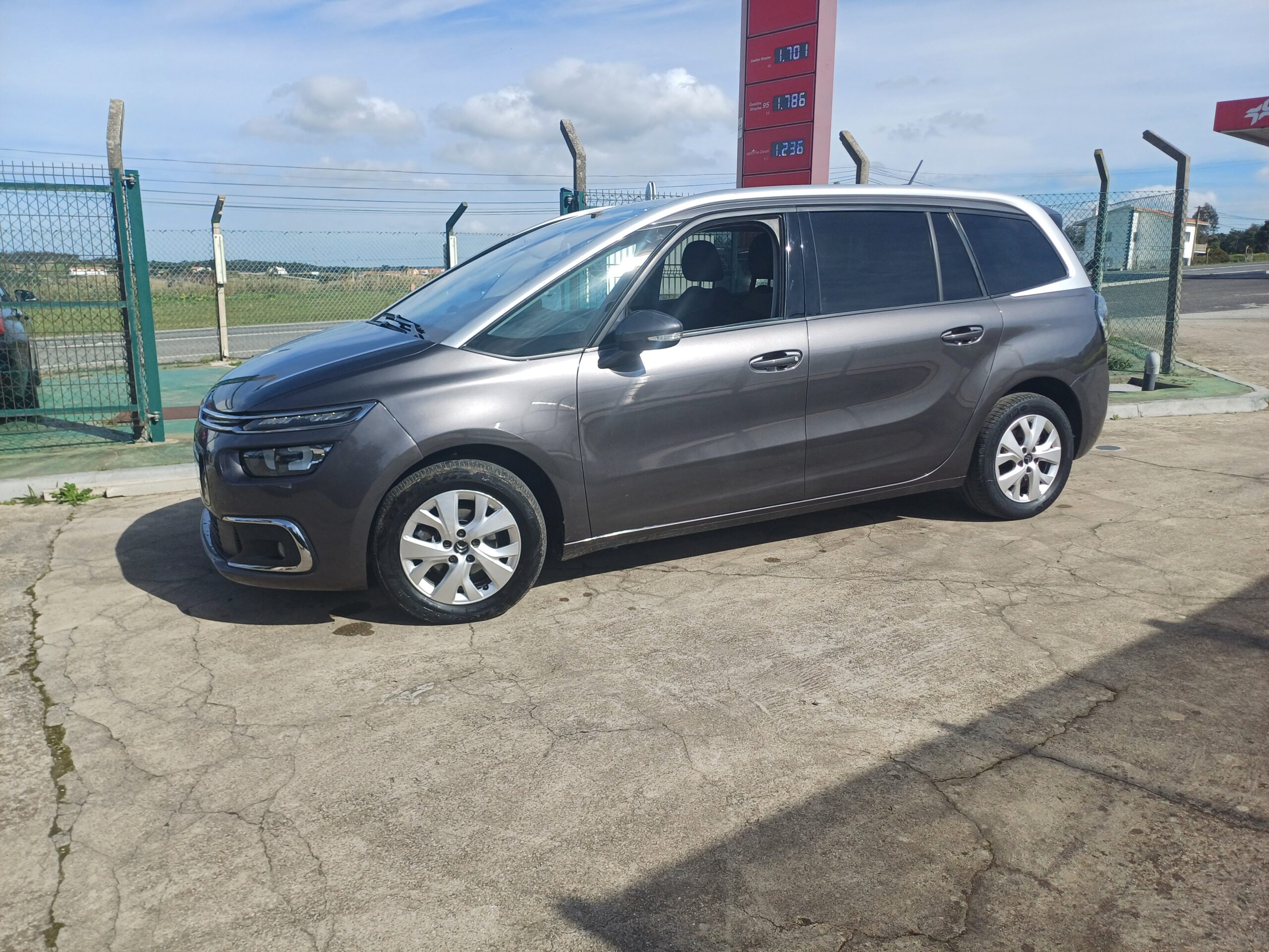 
								Citroën C4 Spacetoure 2019 cheio									