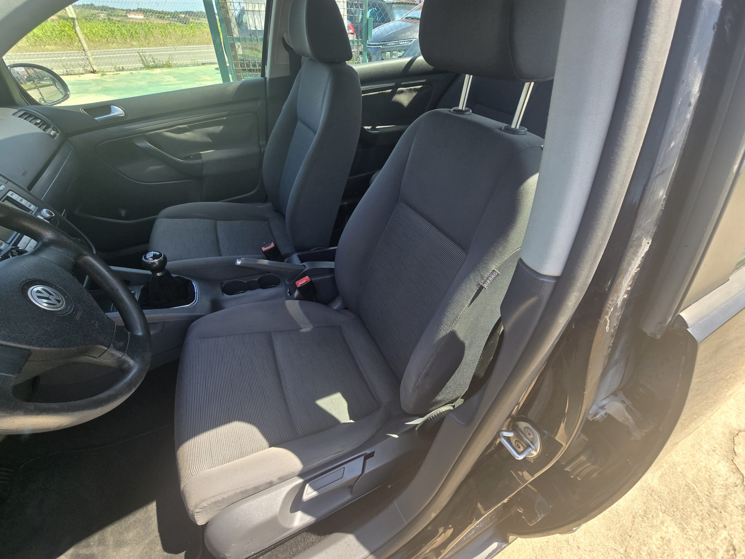 
								Volkswagen golf 2006 cheio									