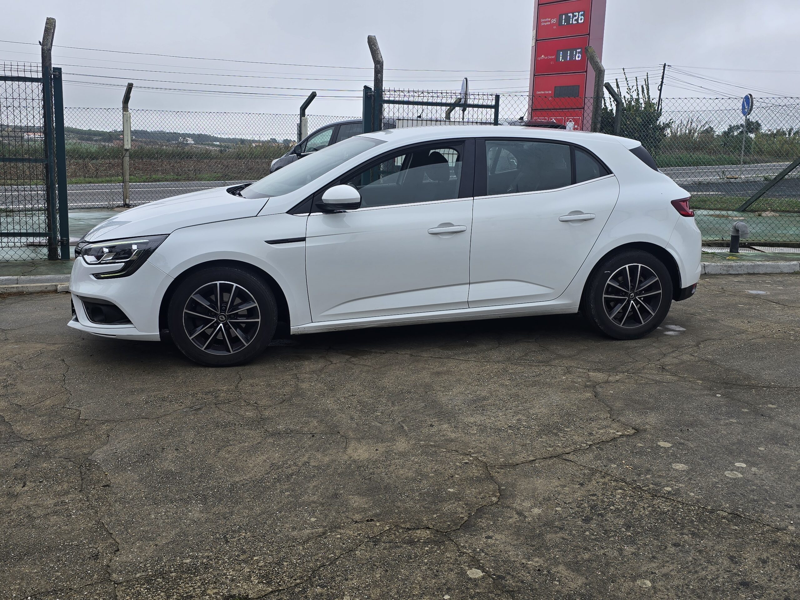 
								Renault Megane 2017 cheio									