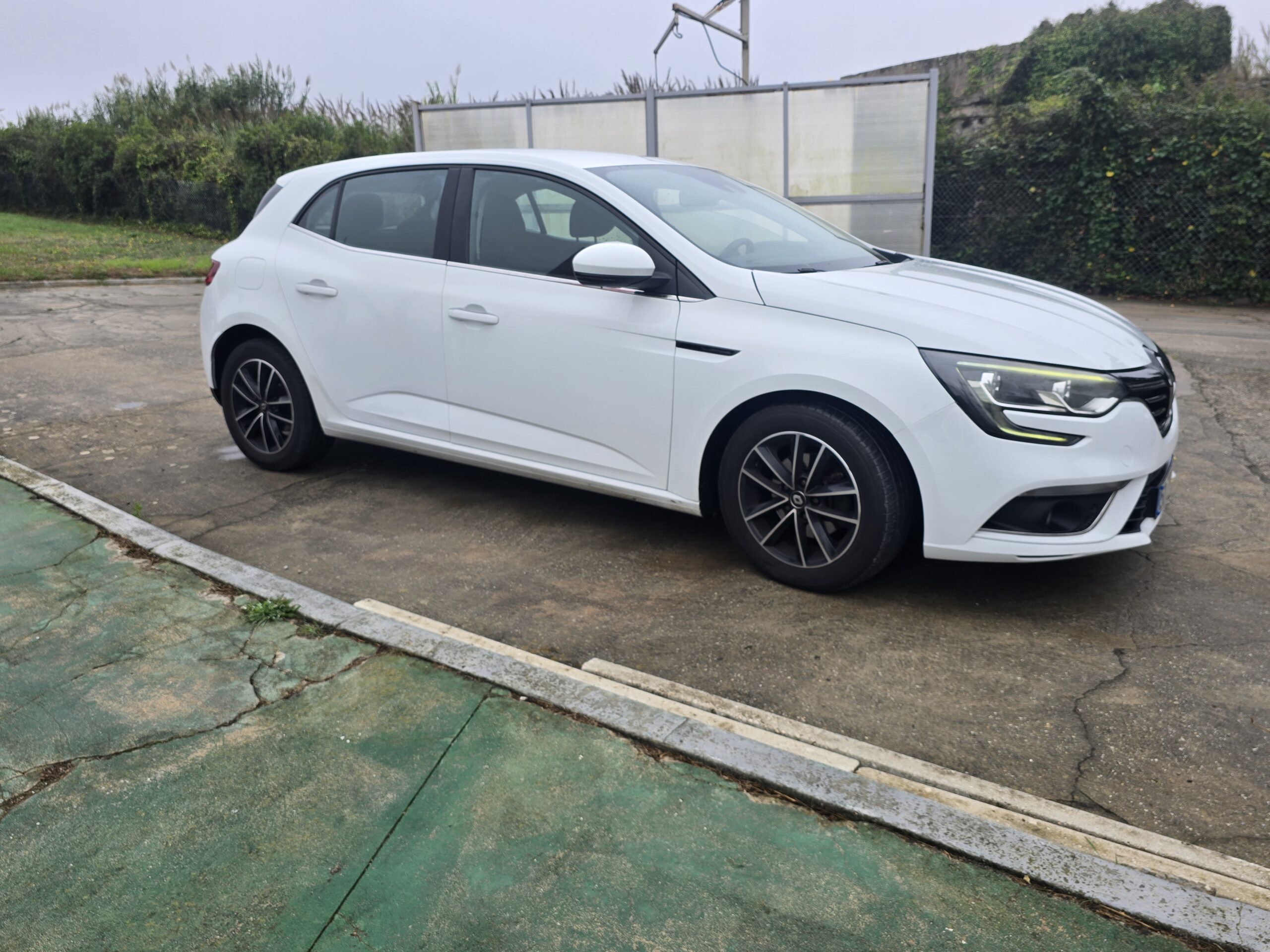 
								Renault Megane 2017 cheio									