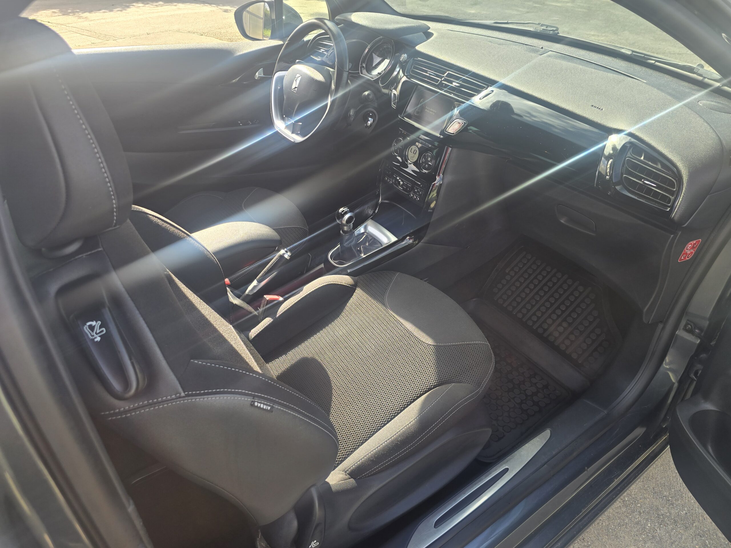 
								Citroën Ds3 2013 cheio									