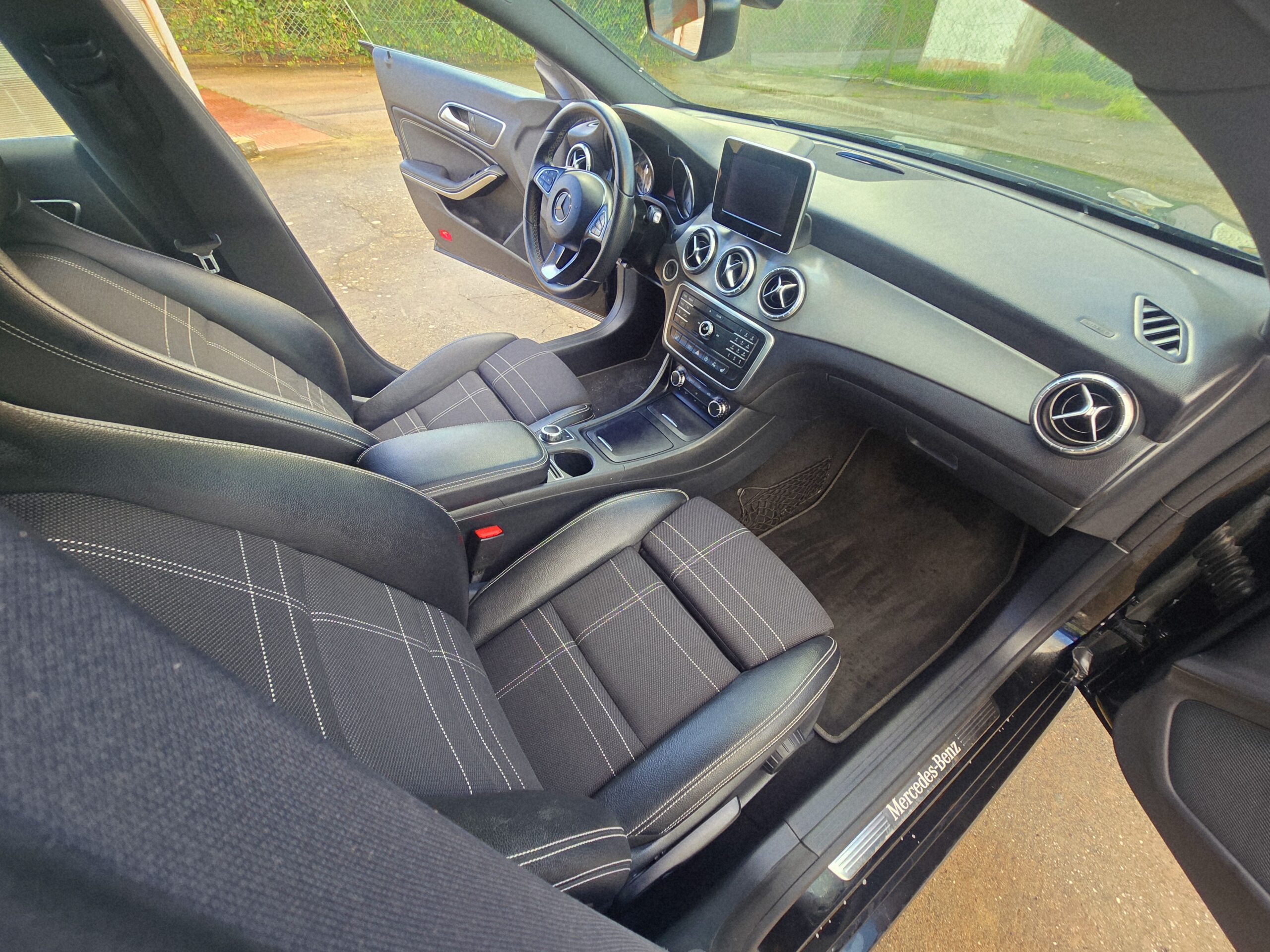 
								Mercedes-Benz CLA 220D 2017 cheio									